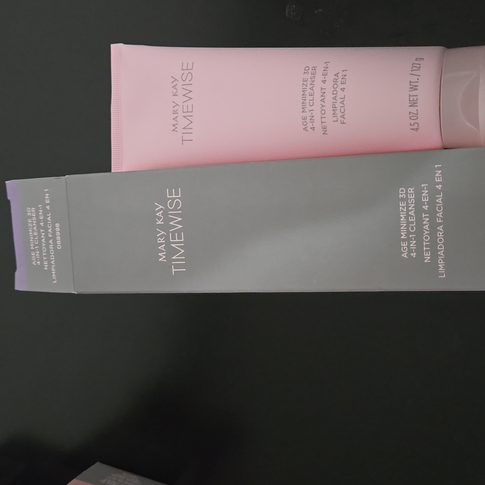 Mary Kay TimeWise 4-in-1 Cleanser In Purple
